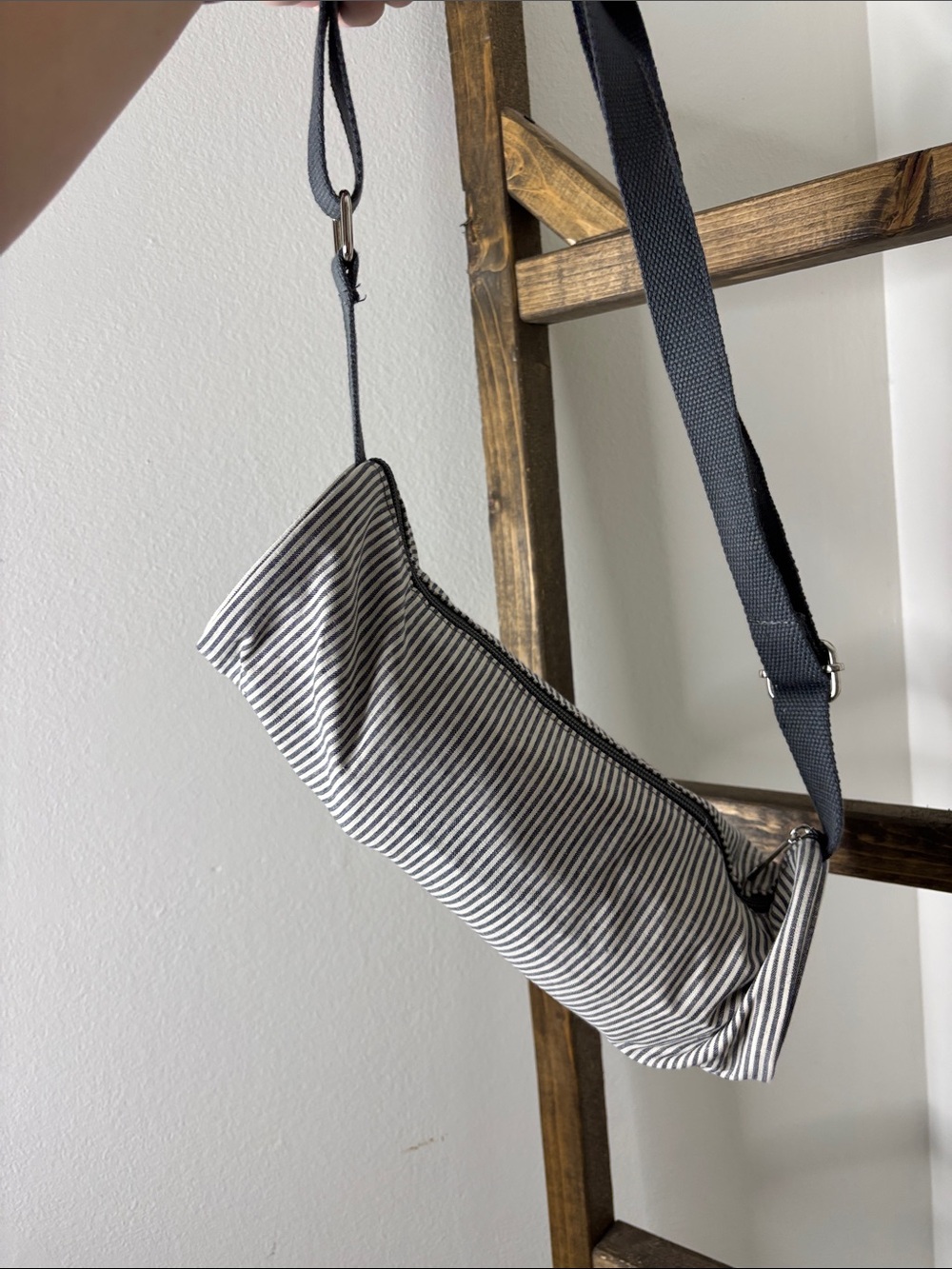 Pampered Chef Shoulder Strap Travel Wine Bag Gray Striped Pattern - Picture 3 of 3